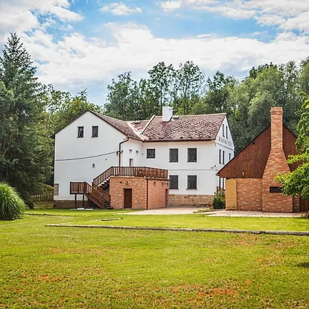 Buskovsky Mlyn 1580 Гостевой дом Dolni Bousov