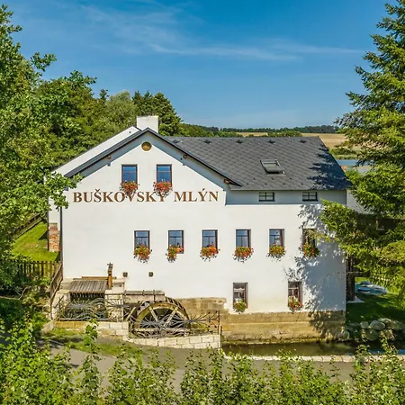 Buskovsky Mlyn 1580 Гостевой дом Dolni Bousov